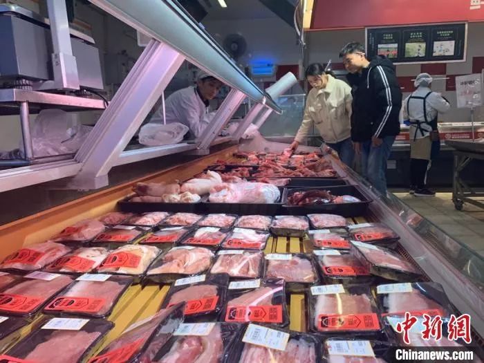 资料图:12月27日,市民在长沙市天心区一家超市选购猪肉。 鲁毅 摄