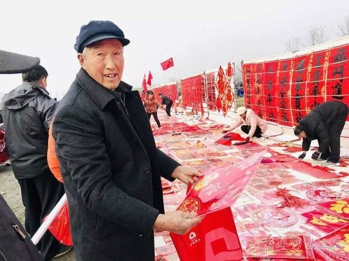 ▲赶集市民在挑选过年用的春联。记者 陆波 摄