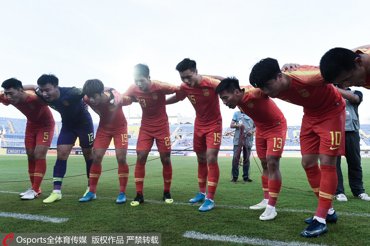 国奥球员赛前聚在一起互相打气。