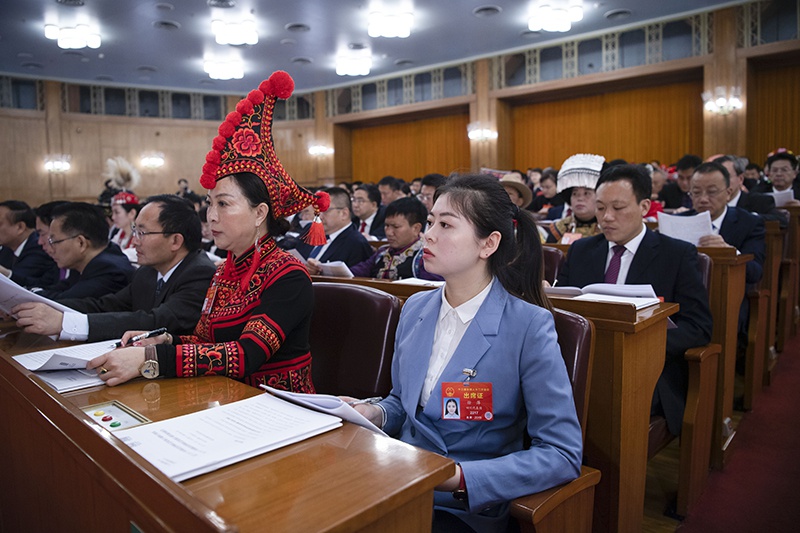 徐萍（前右一）在北京人民大会堂出席十三届全国人大二次会议开幕会（2019年3月5日摄）。新华社记者 李涛 摄