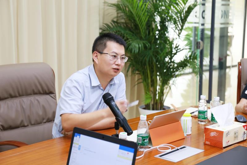科技创业者张晋芳在公司和团队成员讨论前沿技术与公司规划（资料照片）。新华社发