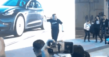 1月7日,马斯克在Model 3交付仪式上即兴尬舞