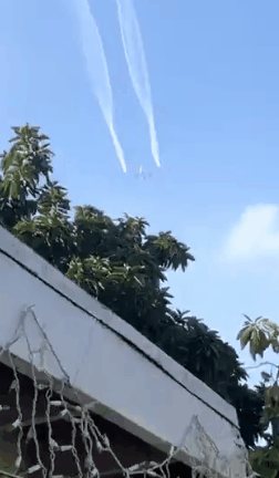 根据社交媒体上分享的视频显示,飞机在低空飞行时,仍在放油 推特图