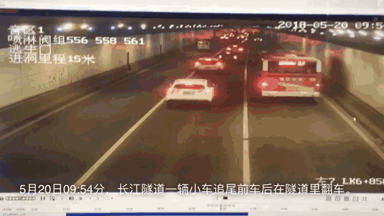 视频惊心！厦门高速四车相撞，一车360°旋转翻车！司机千万别这样做...
