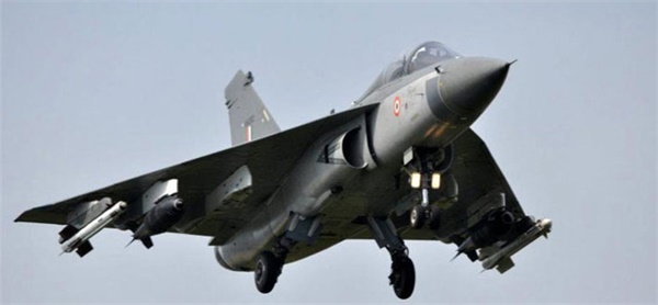 印光辉战机降落航母 我军专家：批量列装任重道