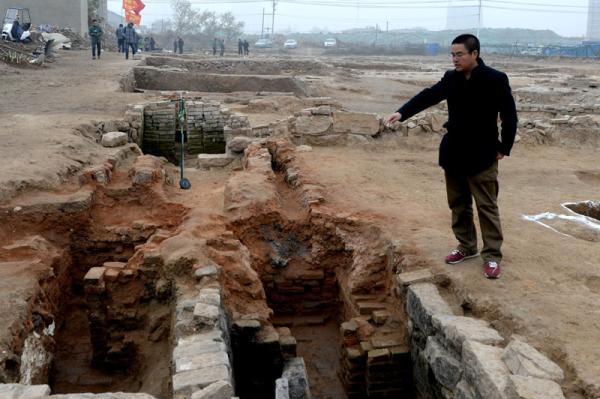 在濉溪明清时期酿酒作坊遗址考古发掘现场，安徽省文物考古研究所副研究馆员陈超在介绍发掘出的双排蒸馏灶