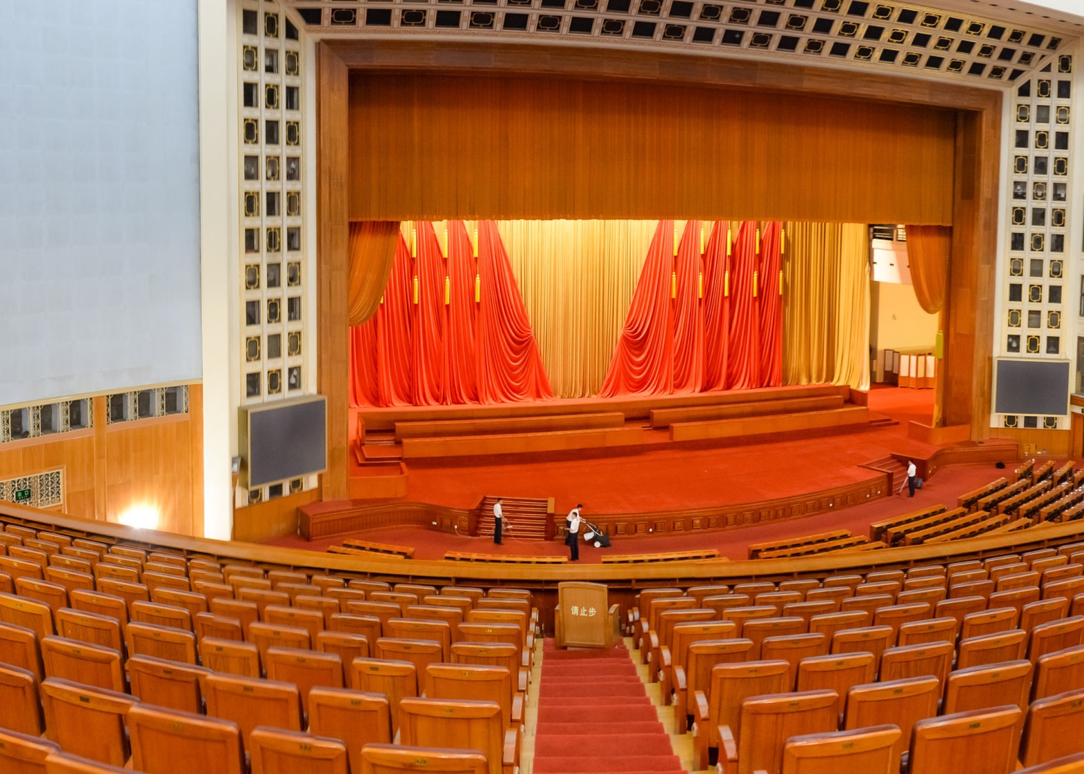 各地政府争过＂紧日子＂ 纷纷下调财政收入预算