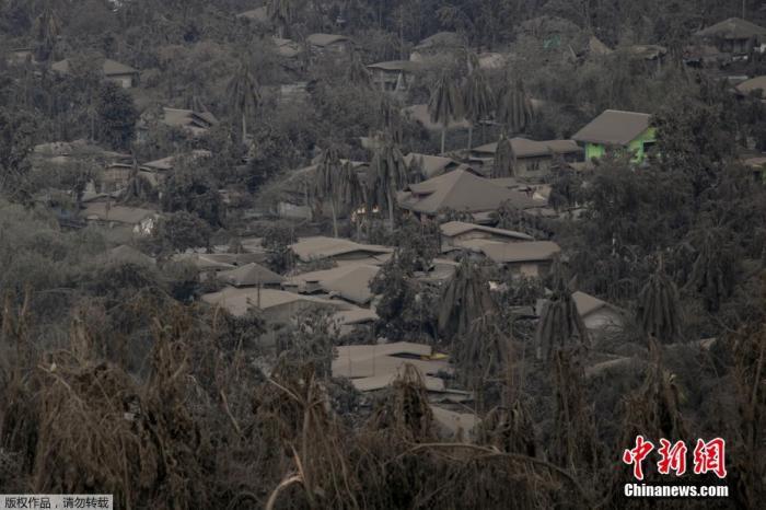 菲律宾火山随时可能爆发 数千人不顾警告冒险回