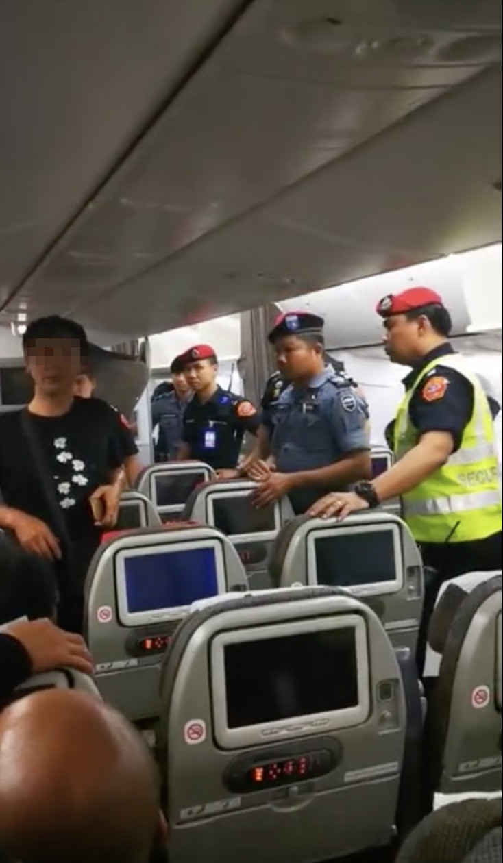 泰国曼谷机场、警方等人员到场处理,要求乘客接受检查。 受访者供图