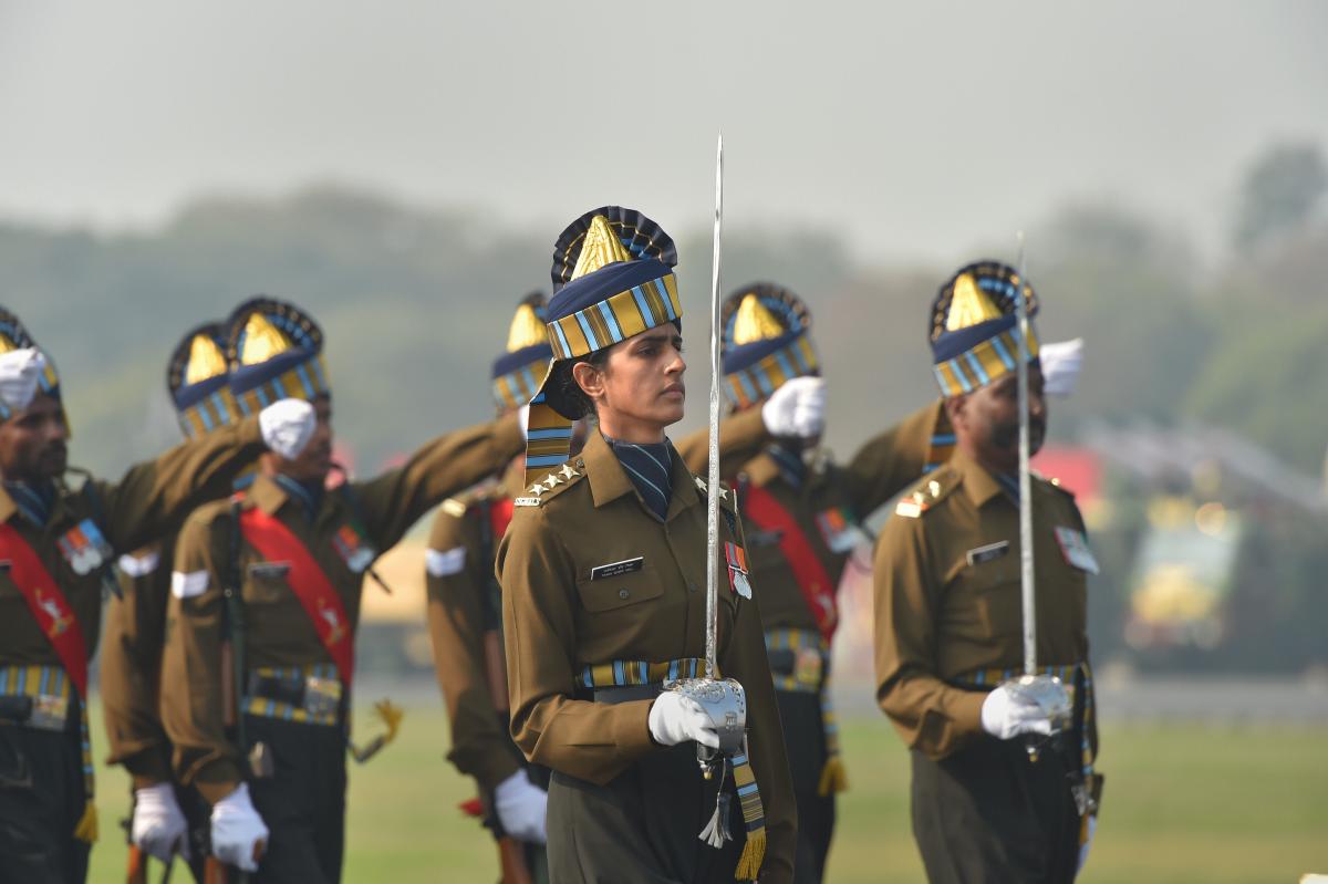 印度首位阅兵女指挥官亮相 指挥男兵方队英姿飒