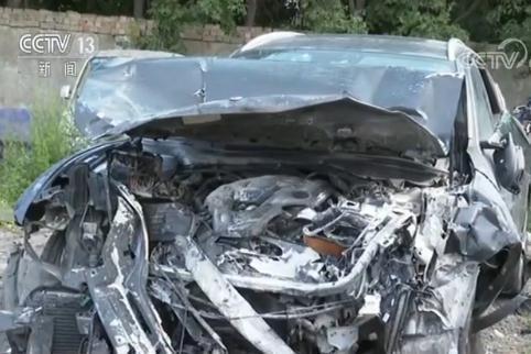 事故中被撞起火燃烧后的宝马车 图据央视新闻