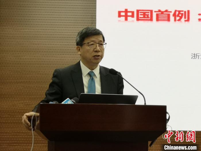 图为浙二院神经外科主任张建民在发布会现场 童笑雨 摄