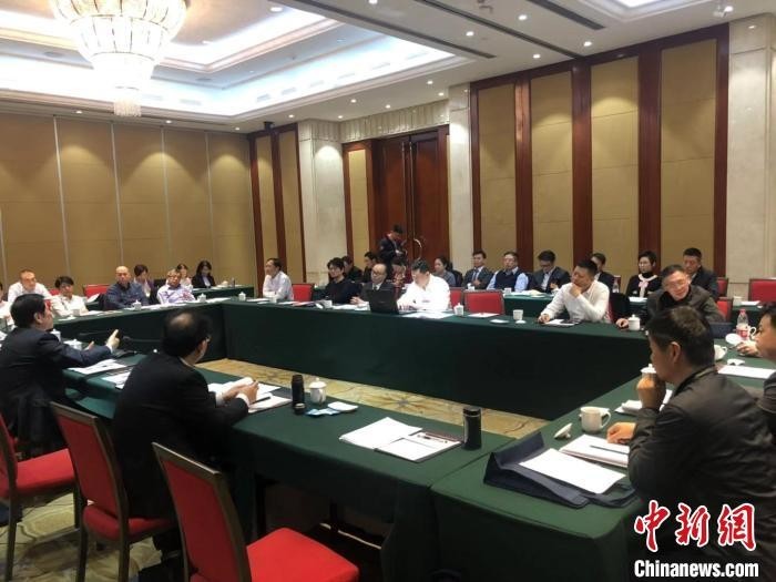 出席会议的港澳委员为山西转型发展建言献策。 李庭耀 摄