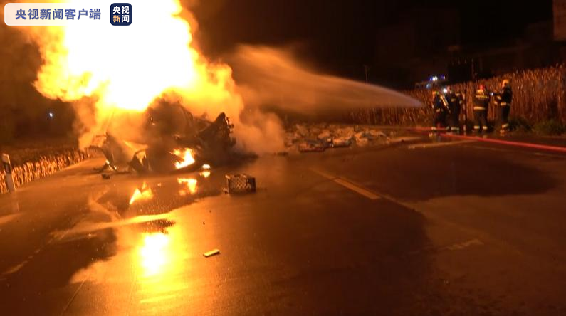 广西河池：两车迎面相撞起火致3死2伤 消防紧急