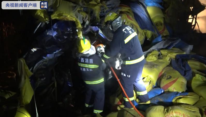 广西河池：两车迎面相撞起火致3死2伤 消防紧急