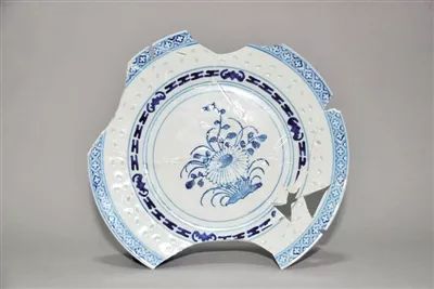 青花瓷盘 图片来自安徽文物考古研究所