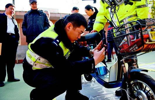工作人员正在对前来挂牌的电动车进行查验。 历下交警供图