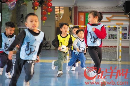 莞城中心幼兒園幼兒進行手球運動