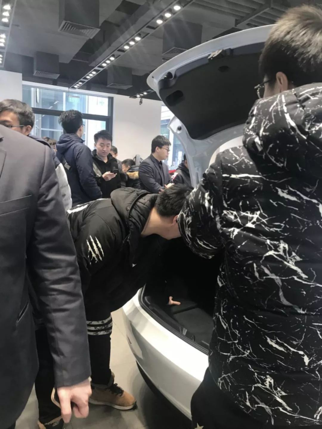 Model 3卖出了「白菜价」,特斯拉门店挤爆了