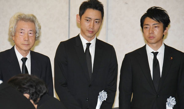  从左至右为小泉纯一郎、孝太郎、进次郎（周刊文春）