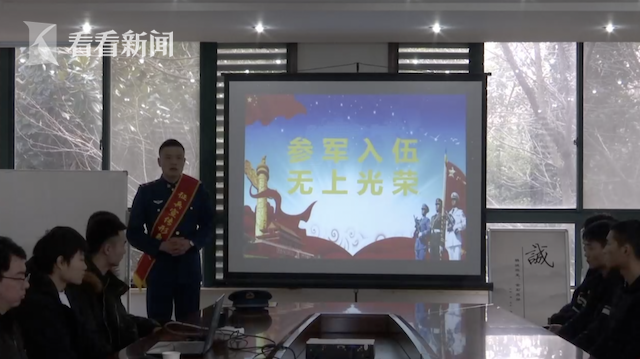 近日,滨湖区征兵宣传形象大使殷振宏,在区人武部征兵干部的陪同下,来到尚贤社区开展征兵宣传工作。殷振宏的双胞胎弟弟戴振伟牺牲后,当年秋天殷振宏主动应征入伍,来到弟弟当兵所在部队服役,当时被军地媒体报道聚焦。四年来,他已荣立个人三等功2次,集体三等功1次。现在他想用自己的经历,激励更多的热血青年。