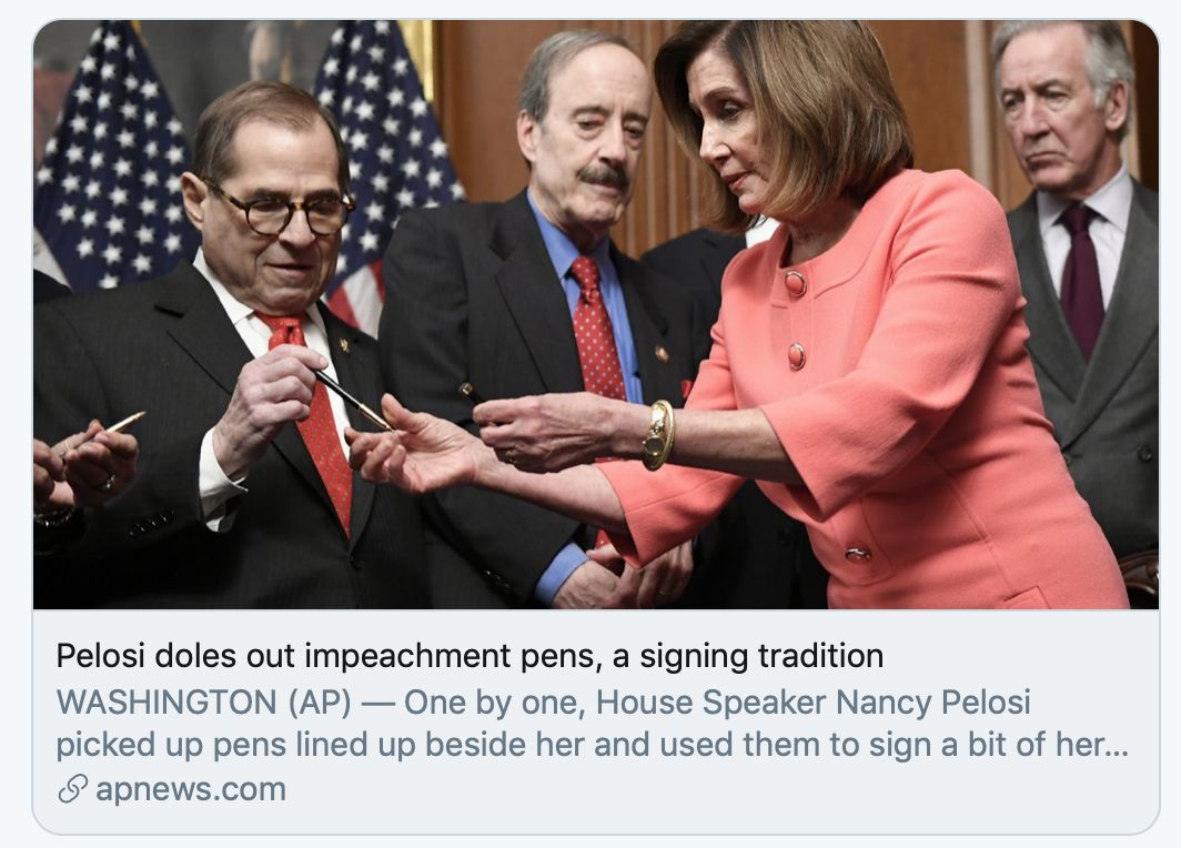  佩洛西签字后将签字笔赠送给其他人。