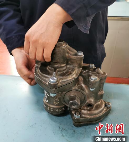 制动阀组装完毕。 杨杰英 摄
