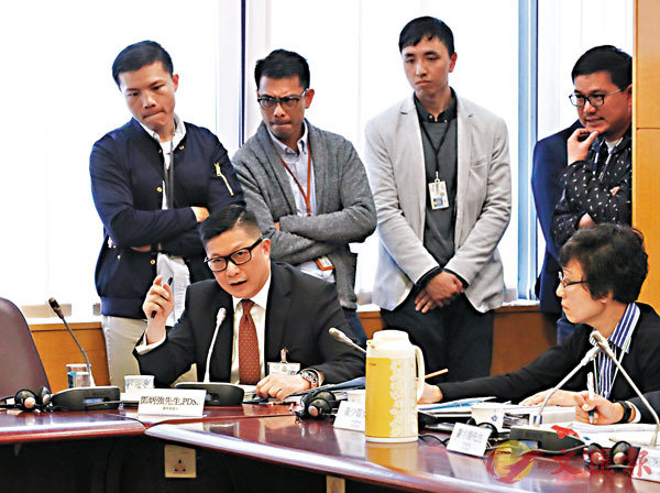  邓炳强在中西区区议会会议上发言（图源：《文汇报》）