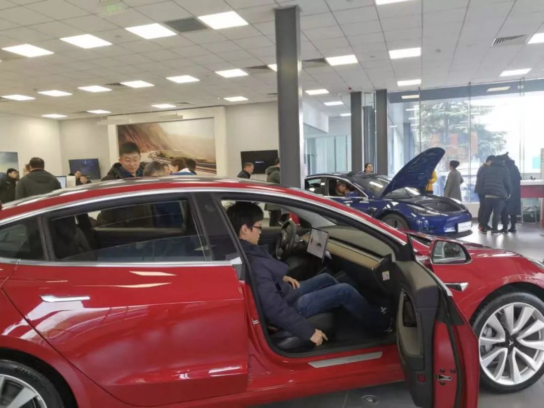 Model 3卖出了「白菜价」,特斯拉门店挤爆了