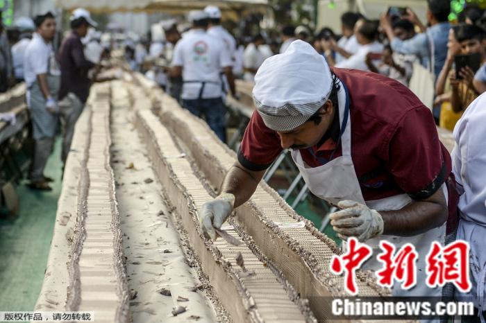  当地时间15日，印度1500多名烘焙师傅联手制作蛋糕。