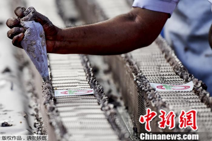  这个蛋糕据称是“世界上最长的蛋糕”，长度约6.5公里，重约27000公斤。