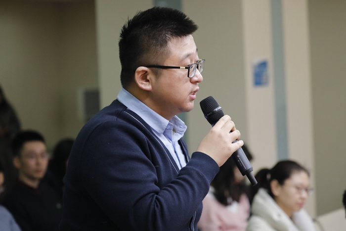 每经记者在发布会上提问 图片来源:公共商务信息新闻采编中心 王伟伦 摄