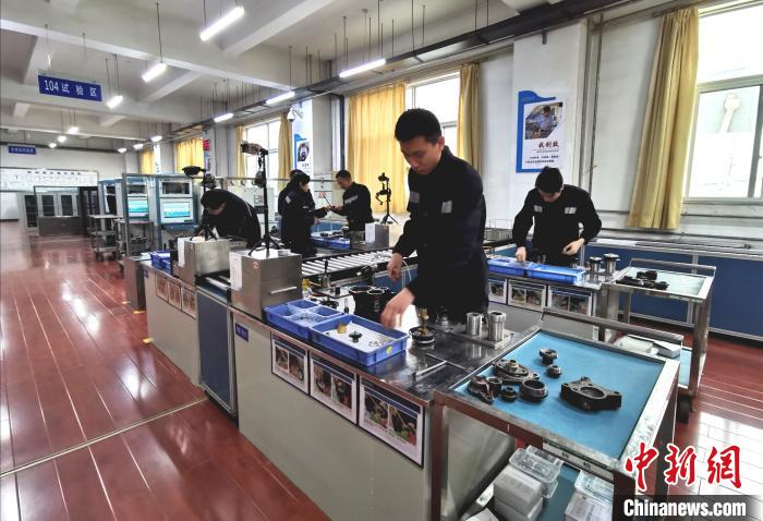 中国铁路太原局集团公司太原车辆段检修车间制动室内一片忙碌。 杨杰英 摄