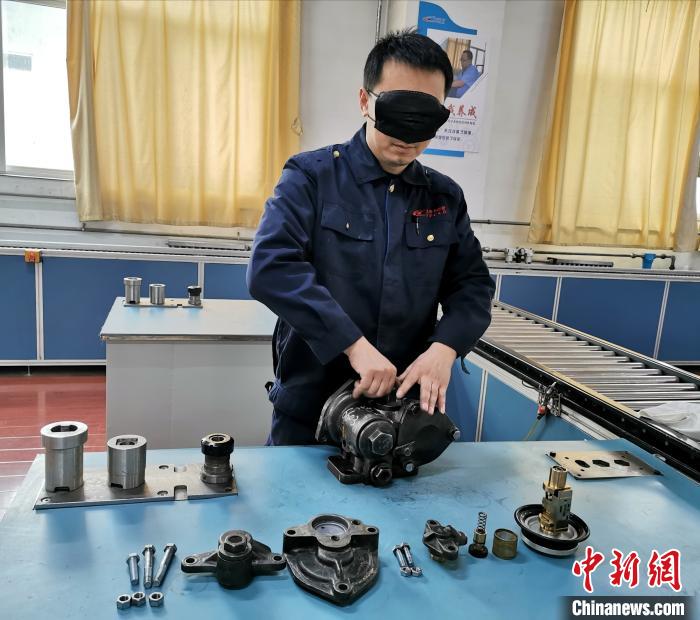 凭借扎实的理论技术和丰富的实操经验,信松能够在三分钟之内蒙上眼睛将一套制动阀组装完成。 杨杰英 摄