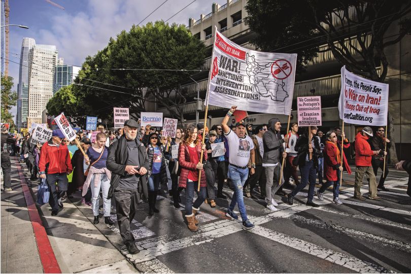  2020年1月4日，两千多人在旧金山市中心参加反战集会，谴责美国总统特朗普下令炸死伊朗将领苏莱曼尼，并要求特朗普政府从中东撤军，以和平的方式解决国际争端。摄影/本刊记者 刘关关