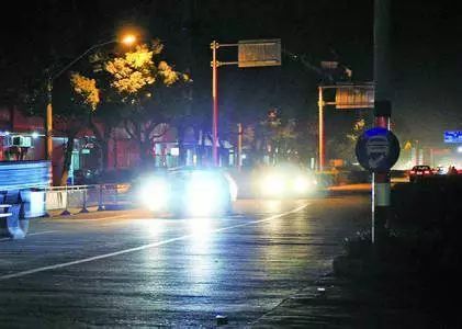 太荒唐!一男一女叠坐在驾驶位上…