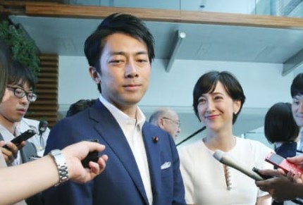 小泉和妻子泷川克里斯汀(日经中文网)