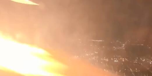 美一架波音客机起飞后引擎喷火 乘客惊慌