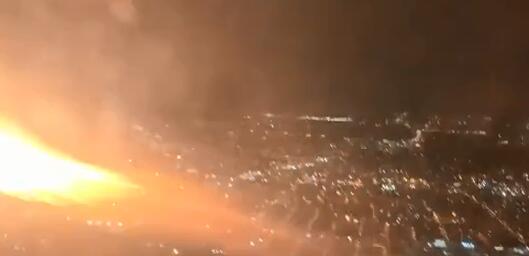 美一架波音客机起飞后引擎喷火 乘客惊慌