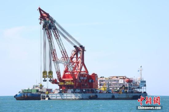 韩国全罗南道珍岛郡附近海域的“世越号”打捞现场。 中新网 资料图