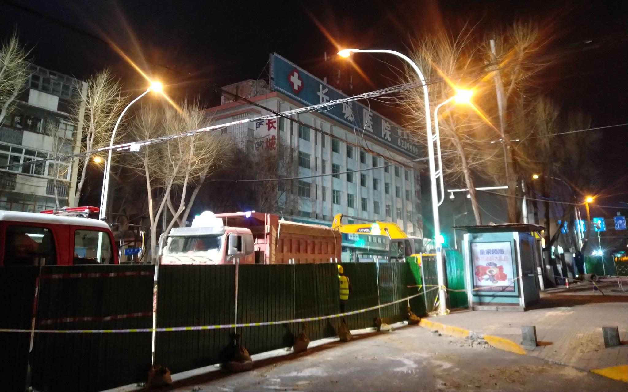 1月16日晚,事发地路段停满了救援及工程车辆。新京报记者 张惠兰 摄