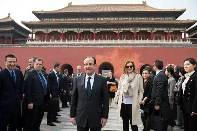 中青报：女子开大奔故宫“撒欢儿” 仅道歉还不