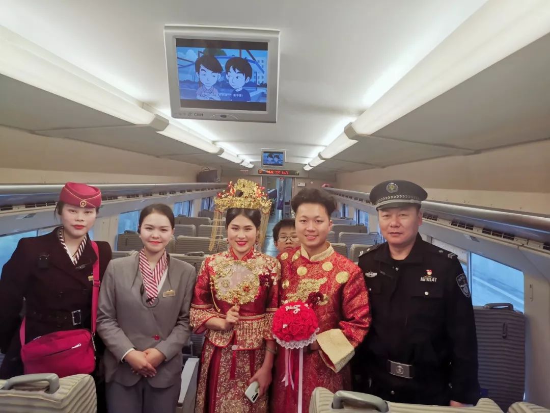 新人婚礼当天起晚促成“动车婚礼” 网友“眼红