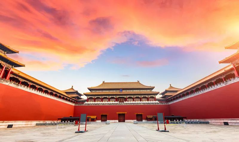 中青报：女子开大奔故宫“撒欢儿” 仅道歉还不