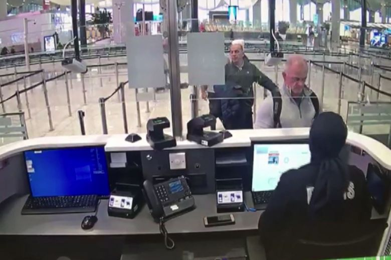 迈克尔·泰勒（右）和乔治·安托万·扎耶克在伊斯坦布尔机场护照检查处