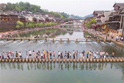 湘西人口数据_湘西赶尸(2)