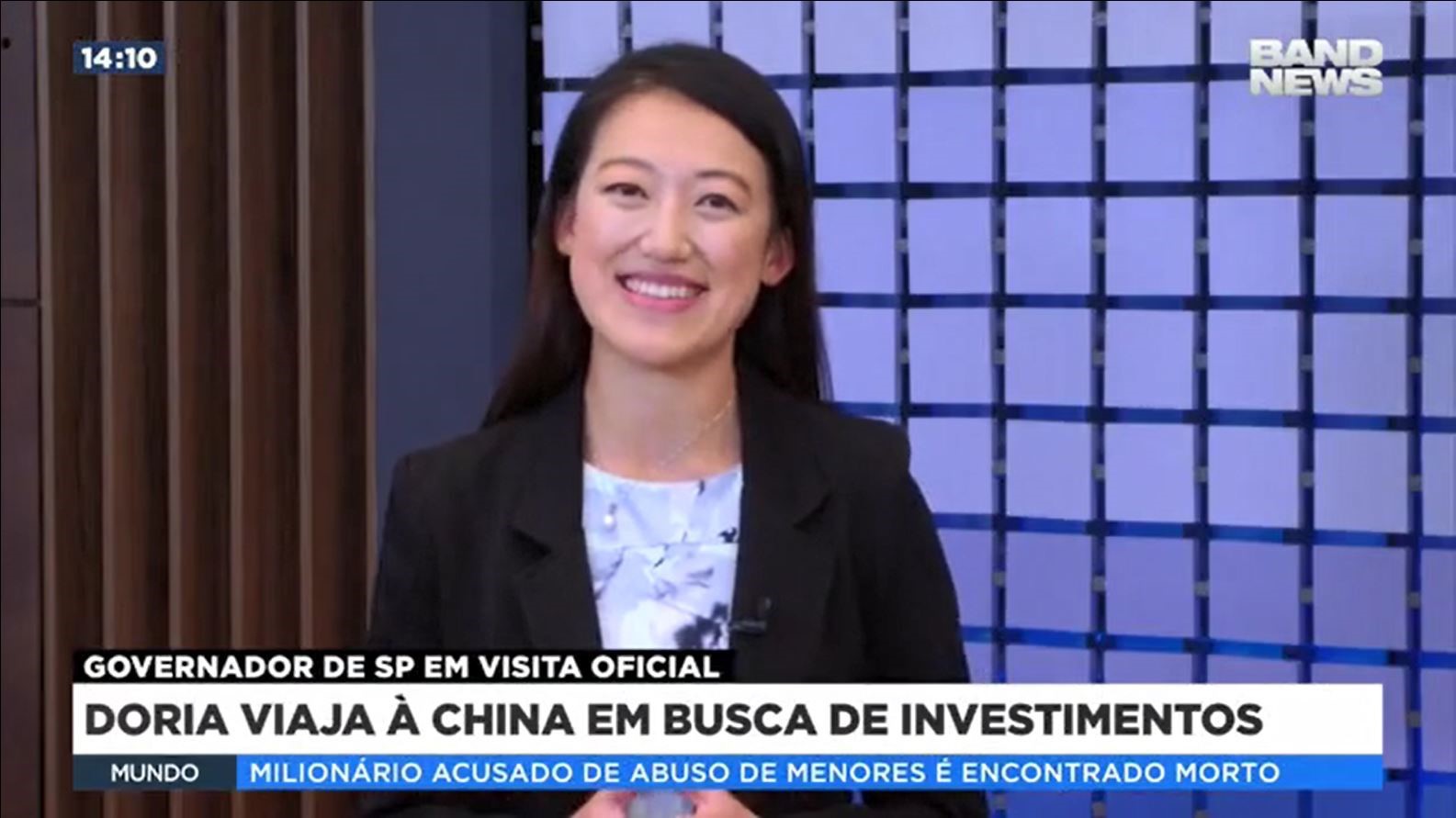 △总台记者在《中国故事》演播室现场主持
