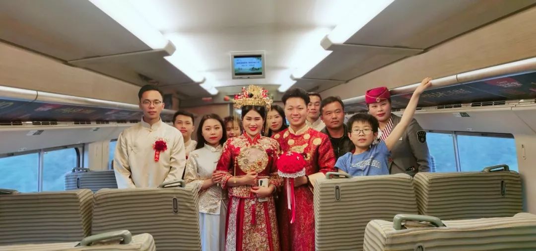 新人婚礼当天起晚促成“动车婚礼” 网友“眼红