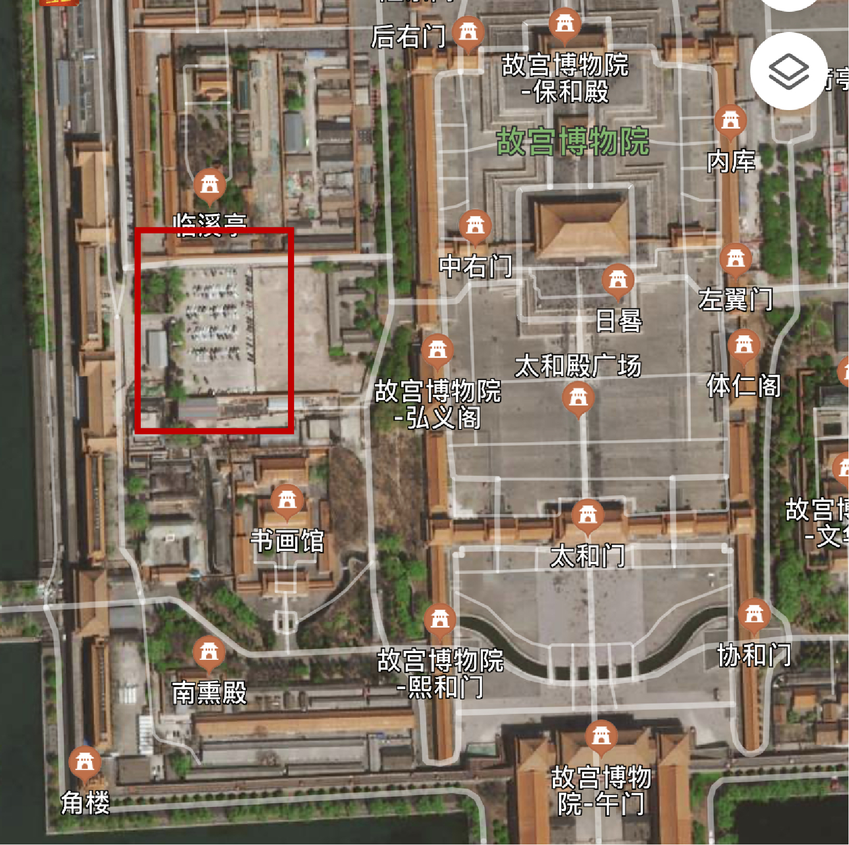 从地图可以看出西华门附近确有一处停车场，卫星地图显示有不少车辆在此停放