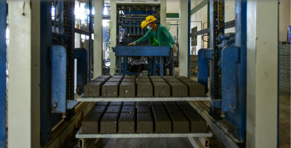 菲律宾“变废为宝”：火山灰变砖块用于建筑项